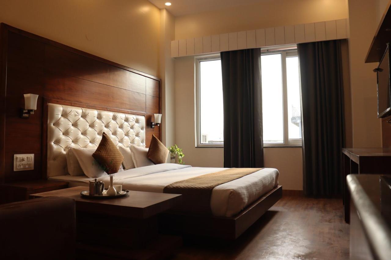Hotel Divine Lakshmi Ganga Рішикеш Екстер'єр фото
