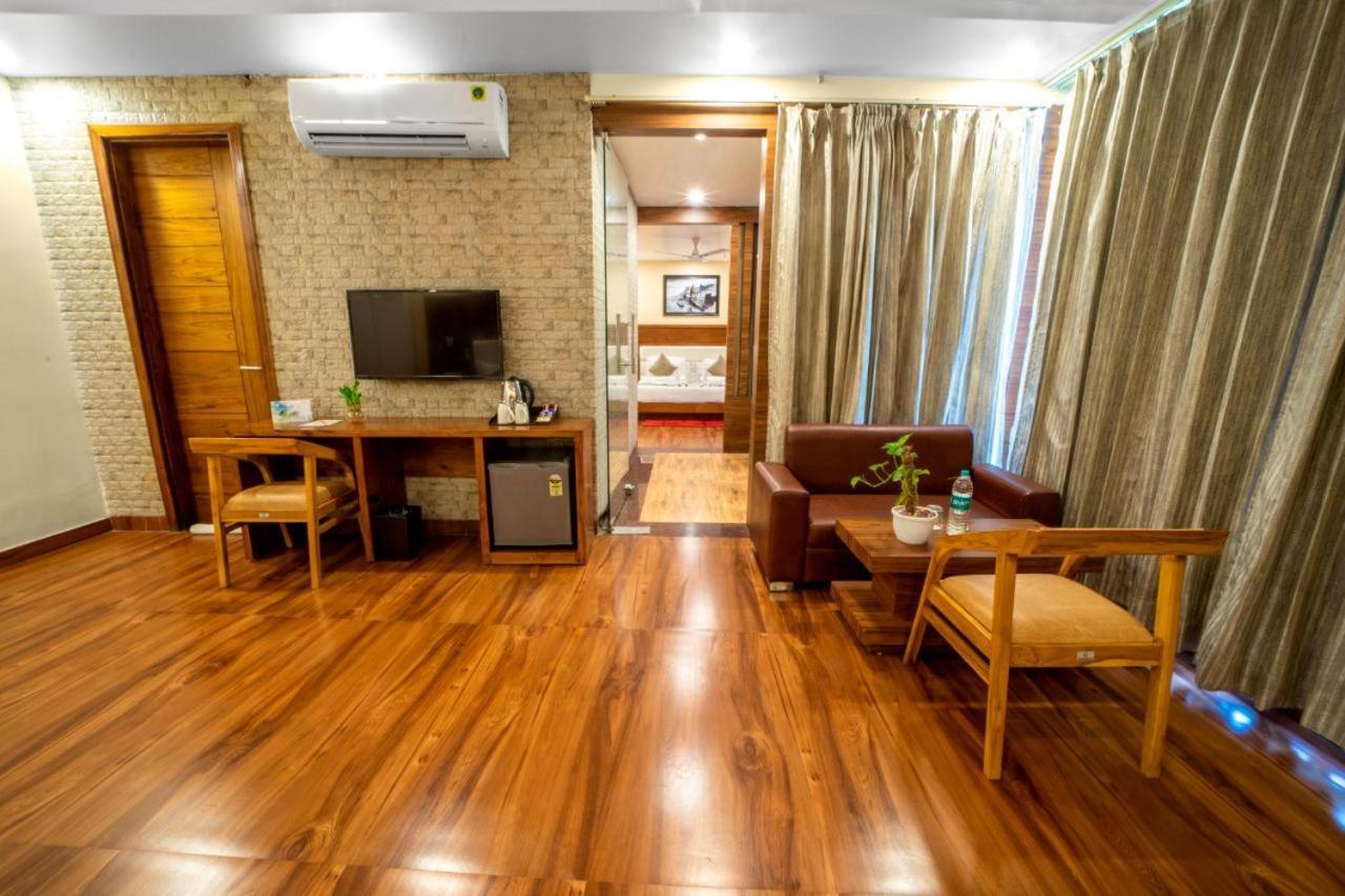 Hotel Divine Lakshmi Ganga Рішикеш Екстер'єр фото